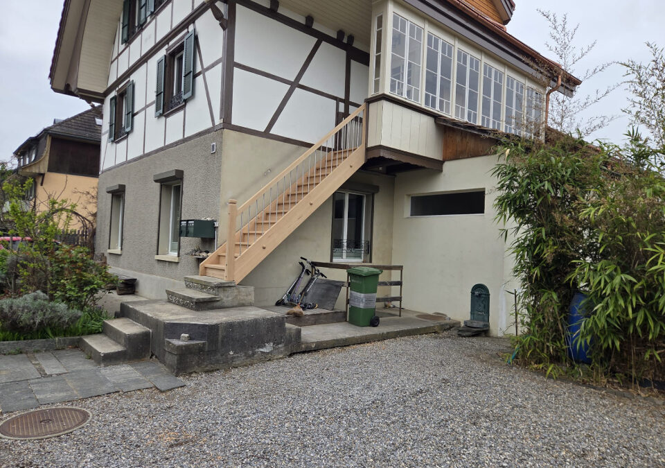 Mit Eiche und Edelstahl – eine Aussentreppe, die zum Haus passt